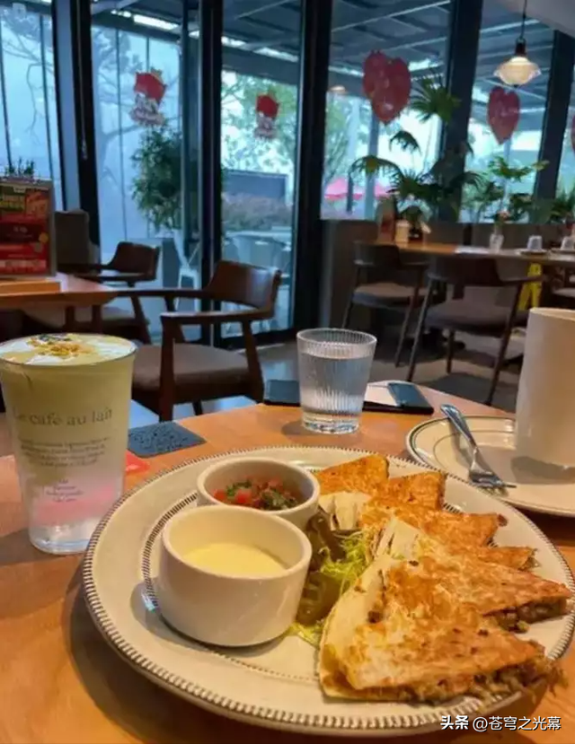 第一批免签来华的外国人，吃了中国大餐，回国已经吃不下白人饭了