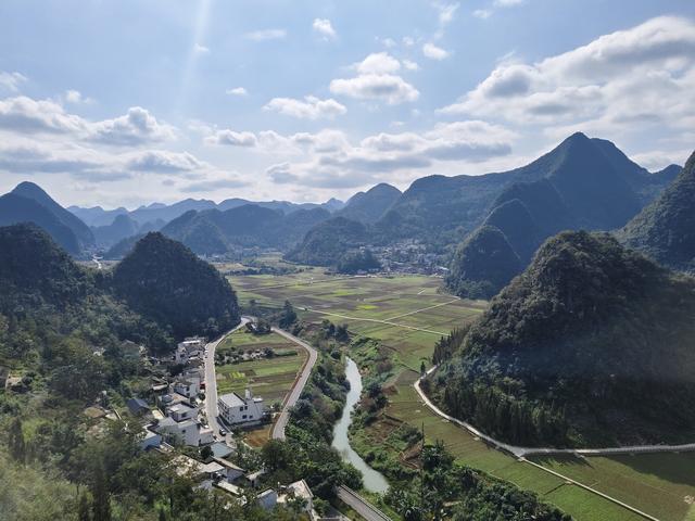 南行漫记：饿着肚子离开织金，路遇双乳峰，错过特大桥景区