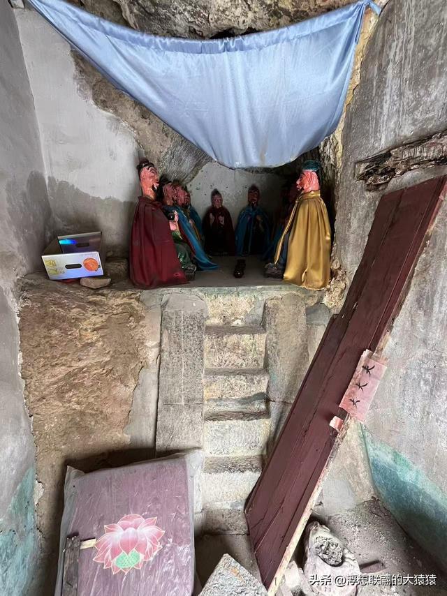 淄川有座小山西边的“山西村”，村里有座借助洞窟修建的“洞庙”