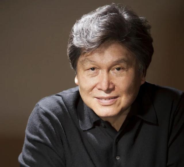 吃里扒外、永不回国？带30名演员留美不归，如今年过花甲归来