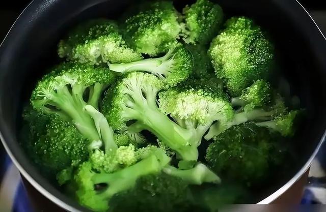 不焯水等于在“服毒”？以下几类蔬菜再懒也要焯水，你焯水了吗？