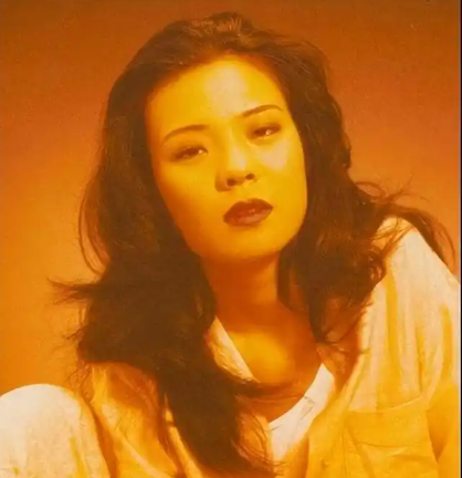 春晚爆红后，她洗完澡从23楼一跃而下，临终时最后喊了声“妈妈”