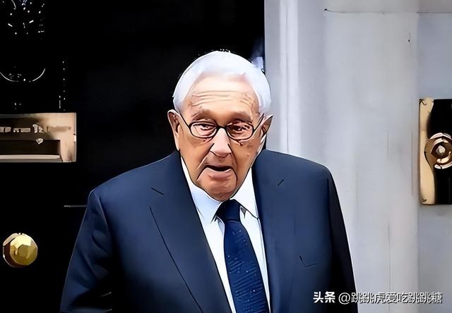 中美一旦开战	，美军将全面轰炸中国？基辛格曾称：中美正走向悬崖