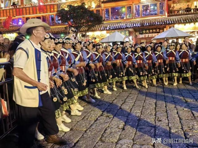 丽江古城夜狂欢！四方街篝火打跳每晚都有 阿老阿奶带跳太有氛围了