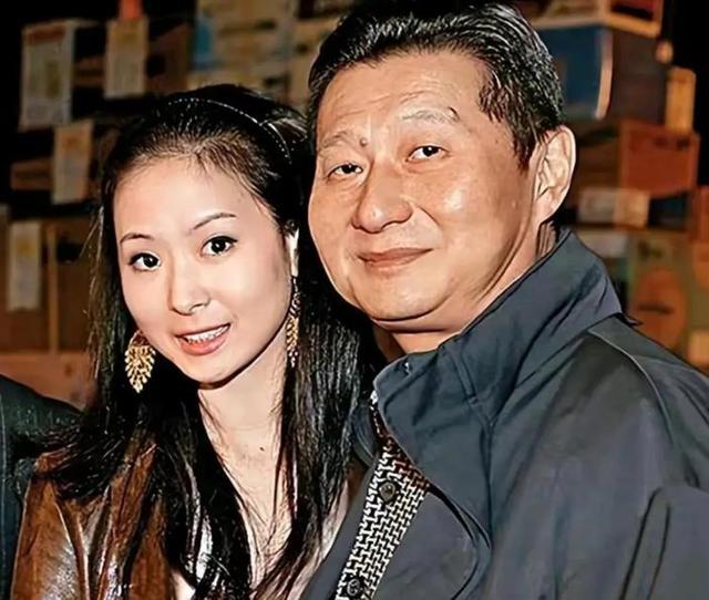 包养情人无数，娶初中同学女儿为妻，玩老婆闺蜜，嗜色如命的富豪