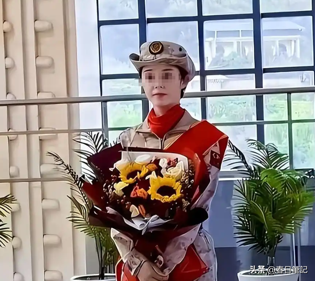 93受阅女兵参加婚礼被骂惨！网友：穿这套衣服去是几个意思？
