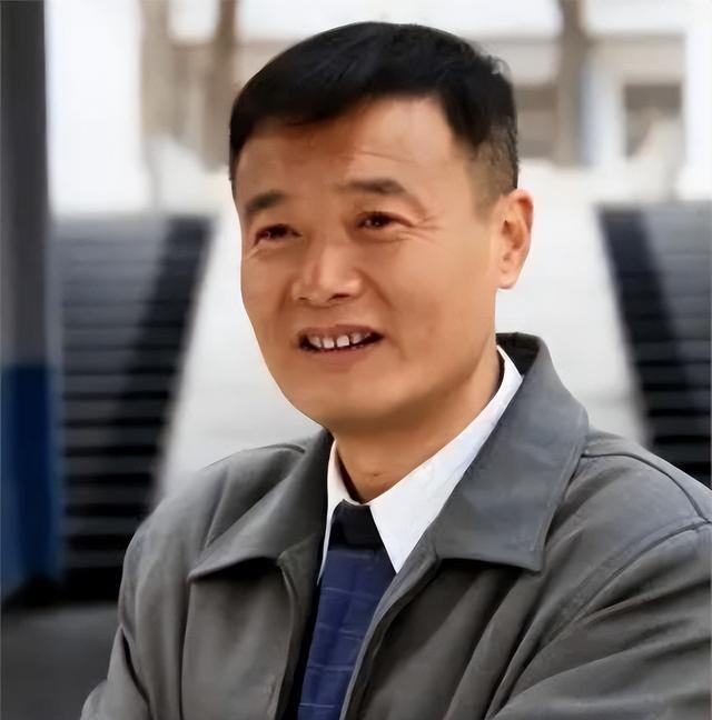 父亲是导演，母亲是老戏骨，62岁无儿无女，遗憾没让母亲当奶奶！