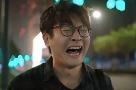 同桌在我家6年，考上大学拉黑我，我成少将他出现，哭着求我救他图片