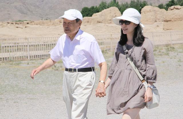 杨振宁葬礼，翁帆和子女现身只是看点之一，清华还宣布一重要决定