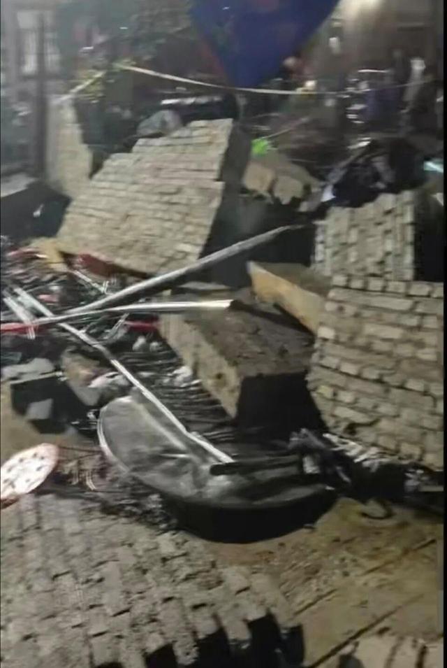 云南昭通一村民家办丧事时围墙倒塌	，竟造成六人身亡！最小的才25岁！