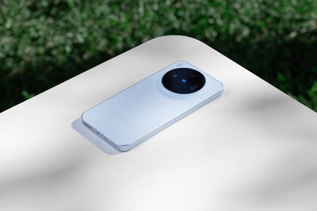 一抹自在蓝 温润如丝绒 vivo X300真机图赏