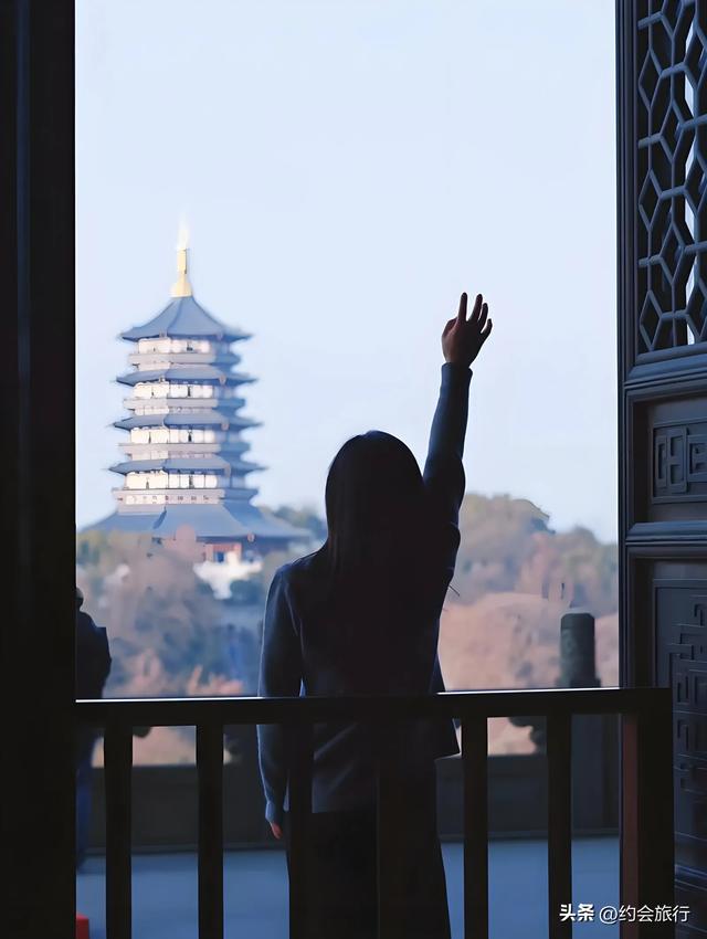 以前没人理,现在要限流排队!杭州六和塔爆火的原因竟是木窗?