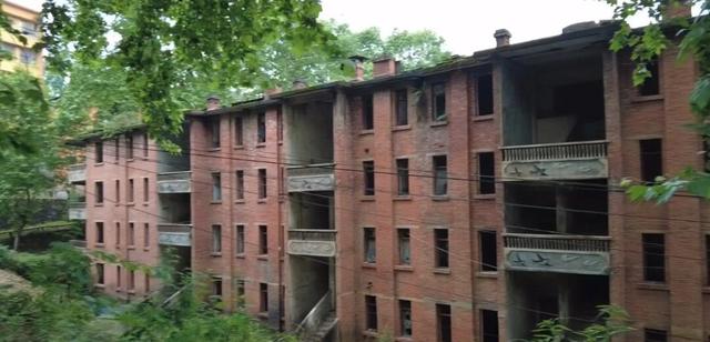 贵州大山里的荒废军工厂，5000人投入三线建设，星光球场很酷炫