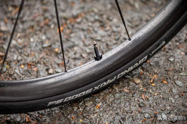 众多中国自行车与零件：英国爬坡锦标赛上有趣的器材