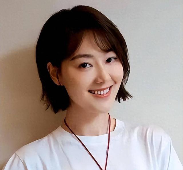 讨好大佬，陪睡上位，遭央视“开除”	，她身上的标签哪个才是真的