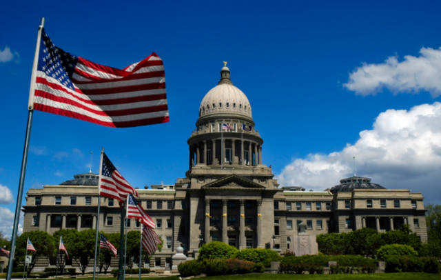 中方霸气反制，人民日报通告美国，特朗普忍气吞声，不愿取消访华