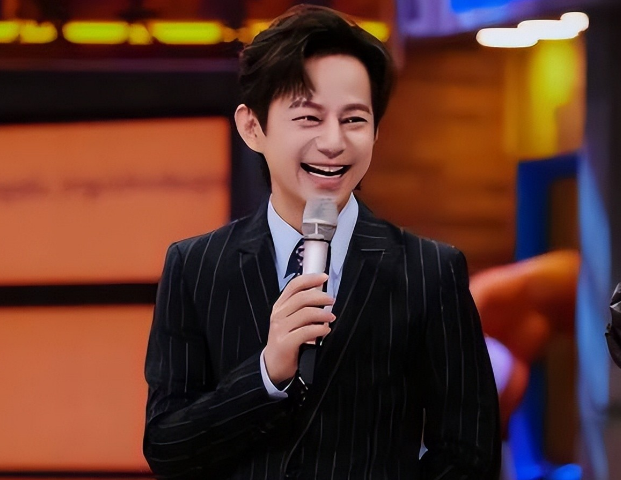 世上没后悔药？无妻无子、与保姆相伴的何炅，走上了另外一条道路