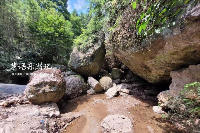 浙江宁波的隐秘山村，群山环抱犹如世外桃源，三折瀑成为玩水胜地