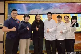 孙颖莎换新发型了，为邱贻可庆祝生日，王楚钦又出门逛街去了图片