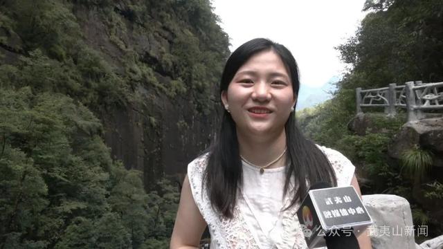 武夷山青龙瀑布：飞瀑流泉送清凉 游客乐享生态之美