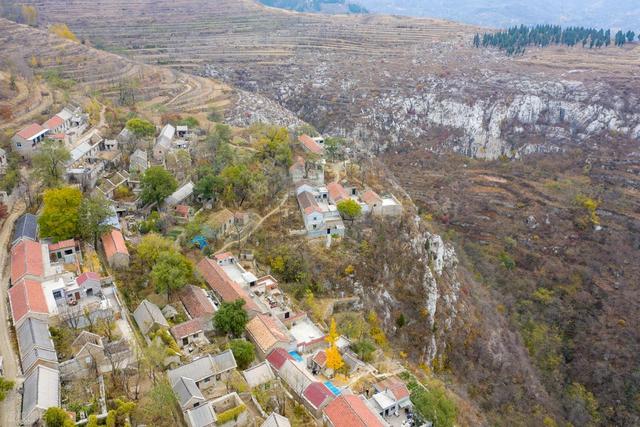 山东这座“悬崖古村”藏不住了！建在百米峭壁上，俯瞰齐鲁山河