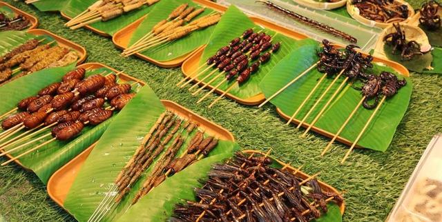 西双版纳夜市尝虫子，当地人口中的美味，白象沙滩等你来