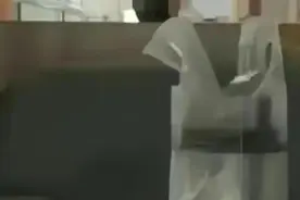 热搜！四川某学院情侣教室内不雅行为引发热议！图片