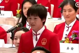 全红婵赴港人气高！李家超霍启刚为其点赞 采访逗笑全场 报纸卖断货图片