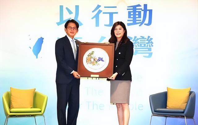 在中日关系敏感时期，他竟然率团赴日访问，为了刷存在感毫无底线