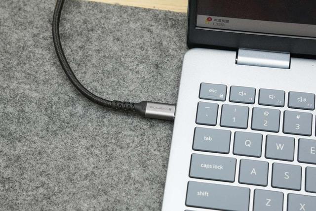 戴尔 灵越 16 Plus 外接显示器办公体验