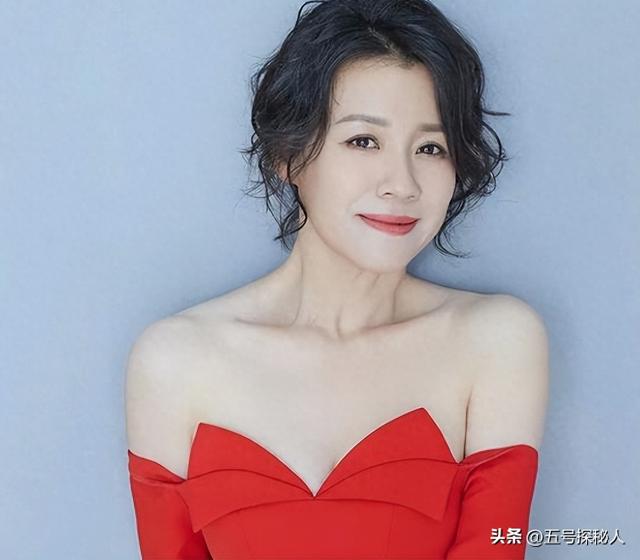 与四婚名导同居三年流产两次不结婚，转身下嫁穷小子，如今咋样？