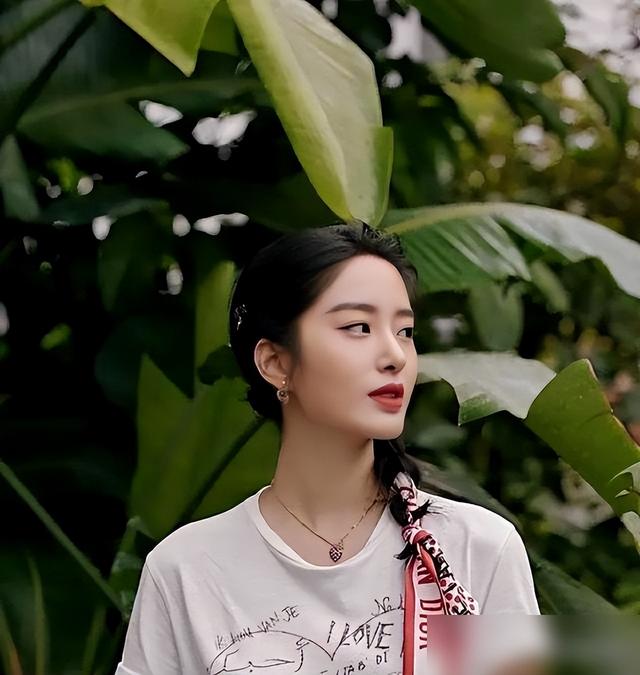 原来“丝巾”用对了这么洋气、高级？学杨采钰这样搭衣服，太美了