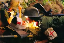 86年老山战场，"亲吻"临终战士的女军医张茹，29年后去他墓前探望图片