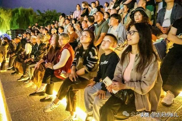 千年古城，一天24万人涌入，门都给挤爆了！