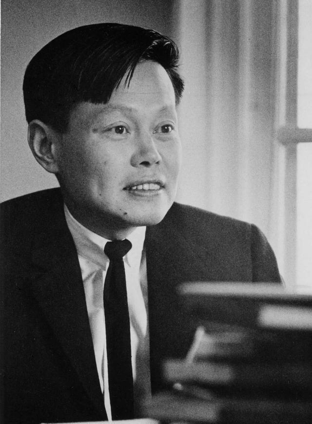 杨振宁葬礼结束，盖国旗完成夙愿不到24小时，恶心一幕就出现了！