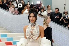 金卡戴珊亮相MetGala！金属裙造型惊艳，大秀傲人身材，太闪耀图片