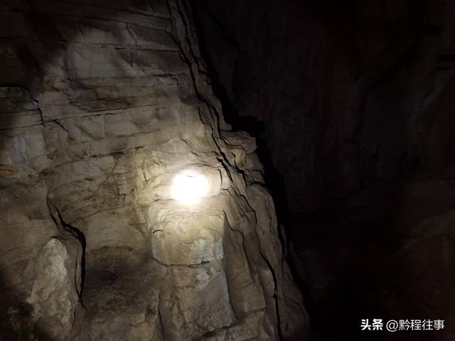 偏远乡野中寻找一个古寺遗址，探险一个深邃溶洞