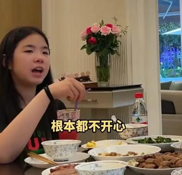 收手吧，“资本家的丑孩子”，没颜值没本事，就别出来祸害观众了