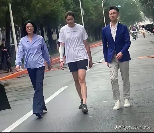 郎平朱婷北京师大再合体！同框央视邵圣懿，朱婷酷飒穿搭 走路带风