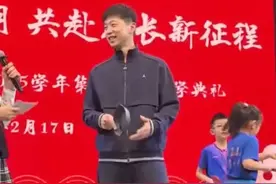 马龙现身儿子开学典礼，网友调侃，送孩子时“被抓住”采访！图片