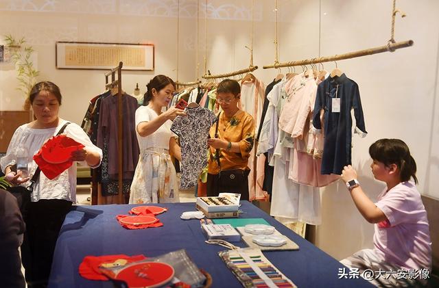 安徽六安：暑期红色旅游升温 红街文化园游人如织