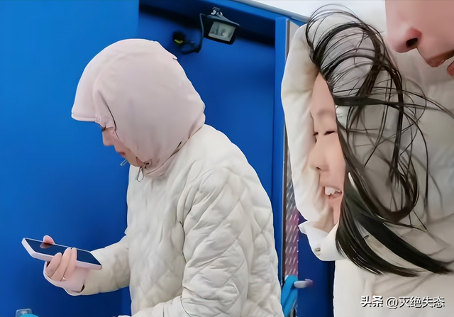 央视主持人携妻女出国旅游，住3800元酒店被骂惨，撒贝宁牵连其中