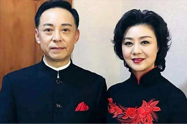 至今未婚未育，身边却有男人陪了近27年！59岁的她才是真人间清醒