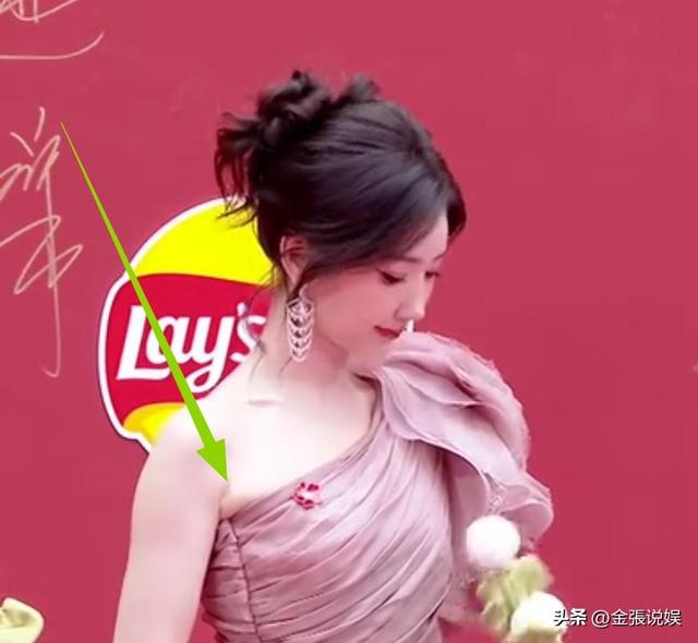 海南红毯好俗，毛晓彤挤出副乳，张萌深V不怕走光，宋茜胸骨凸出