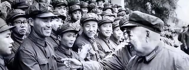 许世友被关押，看守送烧鸡和酒，多年后，看守当了南京军区副司令