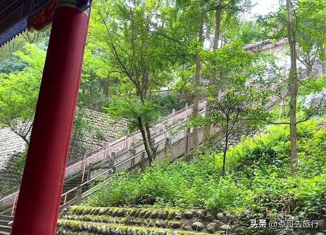 成都彭州被冷落的寺庙，殿宇壮观恢宏，位置堪称上乘，不要门票！