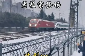 笑麻了!绿皮火车头拉着动车在铁路上飞奔!这引发网友的热议!图片