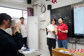 高三最后一节课，物理老师送出自己的励志书单图片