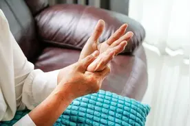 人不会无缘无故的手抖，医生：或是潜藏了4种疾病，不要大意图片