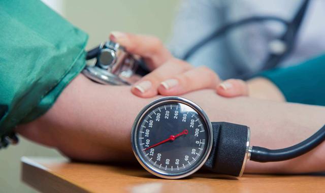 人有没有高血压，散步就知道？有高血压的人，散步常有这3个表现